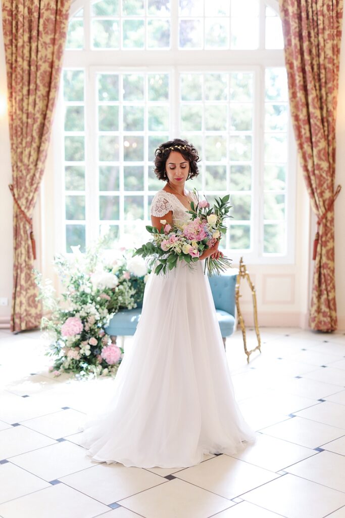 mariée avec un bouquet de fleur