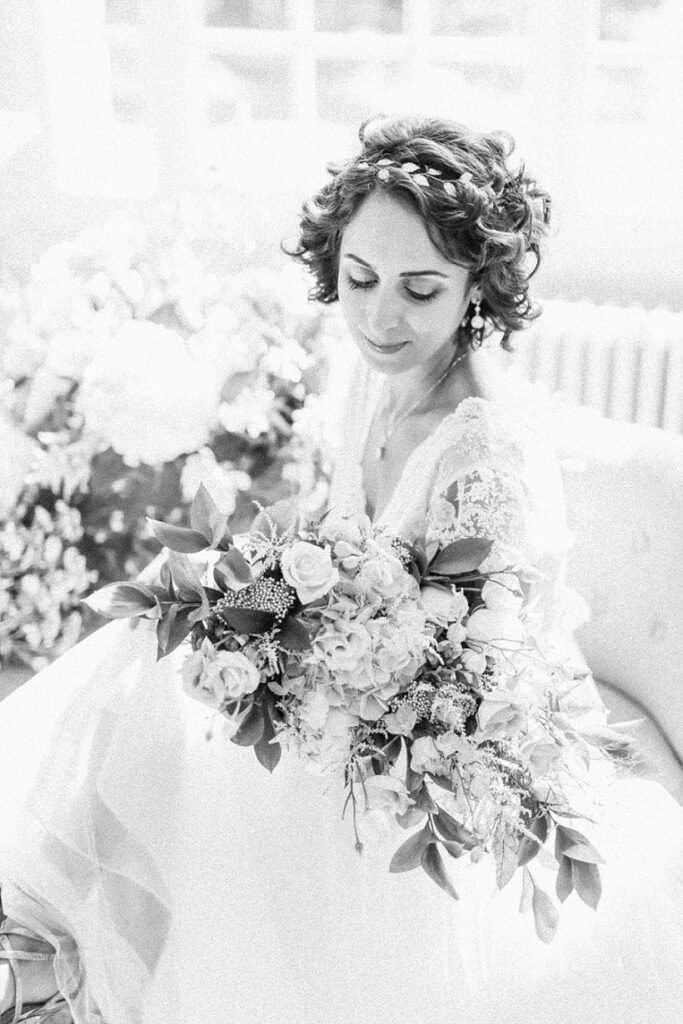 mariée assise avec son bouquet de fleurs