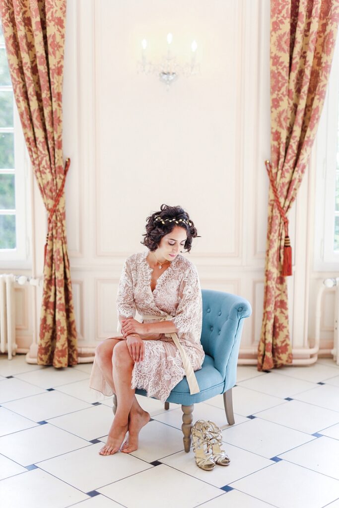 mariée assise sur un fauteuil