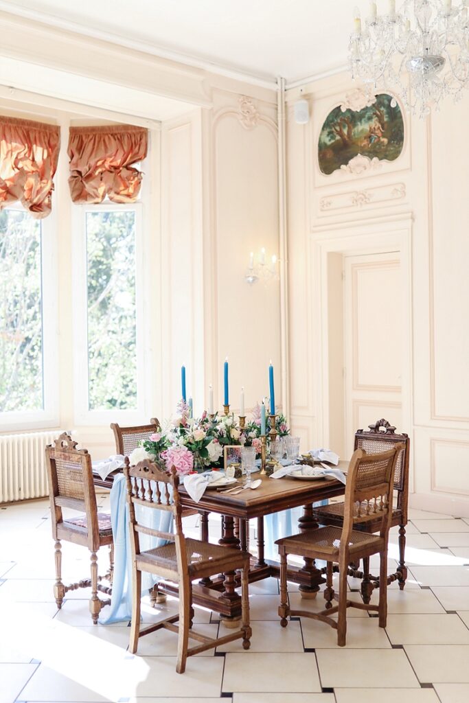 salle de mariage avec table ancienne